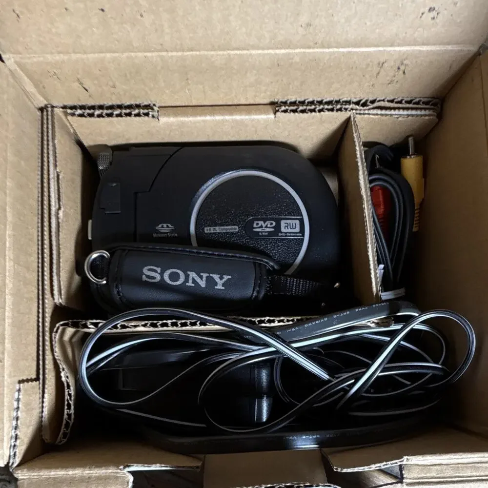 Sony Handycam DCR-DVD650 SD Camcorder 60x DVD/Memory Stick Touch LCD - UNTESTED